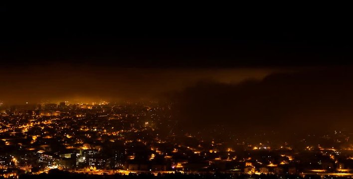 Şehrin &Uuml;zerindeki Karanlık Bulutlar