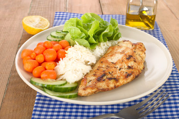 Putenfilet mit Reis, Karotten und Salat