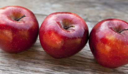 trio de pomme rouge alignées 