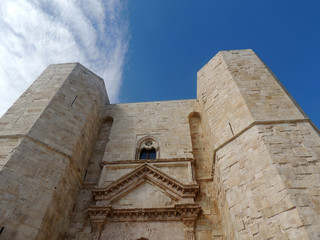 Castel del Monte dal basso, contro il cielo