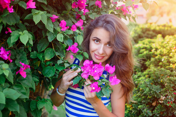 Obraz na płótnie Canvas beautiful young woman near the flowering bougainvillea