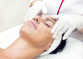 Obraz na płótnie Canvas Process of massage and facials in beauty salon 