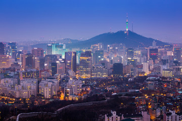 Fototapeta premium Seoul City Skyline i N Seoul Tower w Seulu, w Korei Południowej.