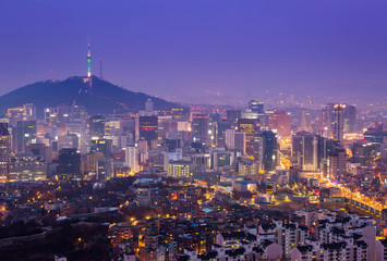 Fototapeta premium Seoul City Skyline i N Seoul Tower w Seulu, w Korei Południowej.