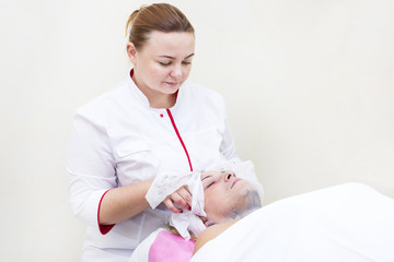 Obraz premium Process of massage and facials in beauty salon 