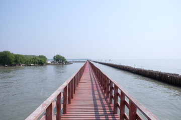 Obraz premium Red wooden bridge.