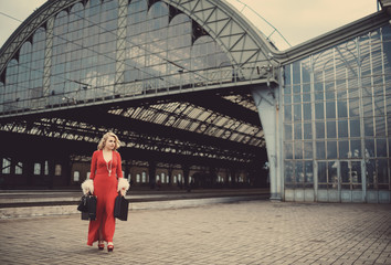 The lady carries her suitcases