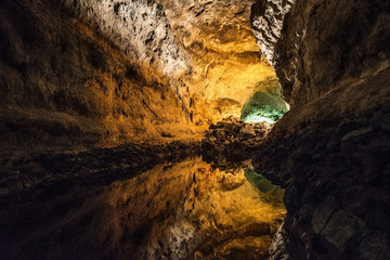 Fototapeta na wymiar Caverna con un Lago Sotteraneo - Lanzarote - Canarie