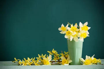 Photo sur Plexiglas Narcisse Jonquille dans un vase sur fond vert
