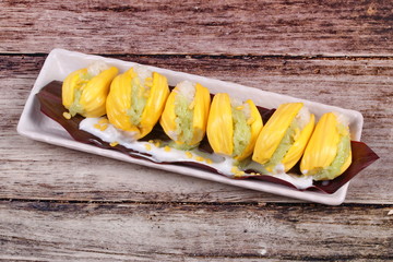 Jackfruit wrap the green and white of sticky rice.