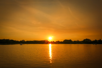 Fototapeta na wymiar Beautiful sunset with reflection in the ocean