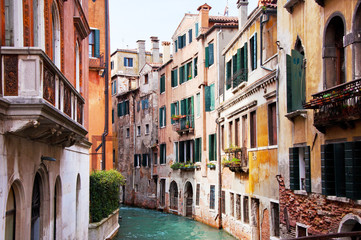 Fototapeta na wymiar farbenfrohe Häuser in Venedig