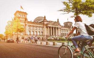 Poster Stedelijk stadsleven in Berlijn met Reichstag bij zonsondergang in de zomer, Duitsland © JFL Photography