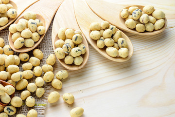 Coated peanuts seaweed flavor