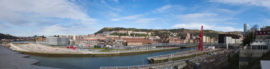Fototapeta premium Paesi Baschi, 28/01/2017: lo skyline della città di Bilbao con vista sul Museo Maritimo Ria sul lato sinistro del fiume Nervion