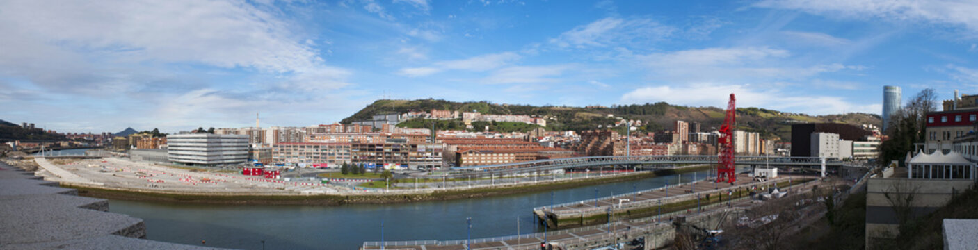 Paesi Baschi, 28/01/2017: lo skyline della citt&agrave; di Bilbao con vista sul Museo Maritimo Ria sul lato sinistro del fiume Nervion