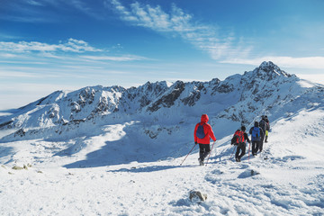 Group travelers go to the large winter mountain hike. Landscepe