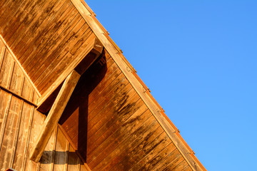 Dach vom Haus vor blauem Himmel © Tobias
