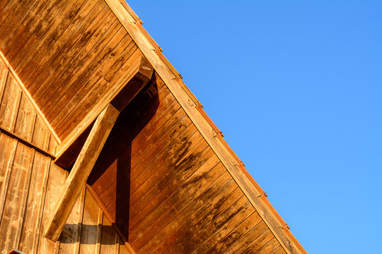 Dach vom Haus vor blauem Himmel