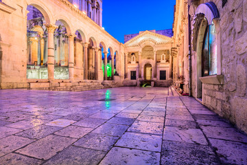Fototapeta na wymiar Split old city architecture. / Colorful evening view at old city square Peristil in town Split, ancient roman architecture in front of Saint Domnius bell tower, croatian travel places.