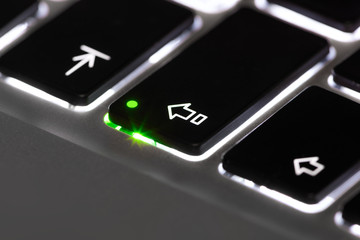 Tastatur Caps Lock aktiviert Laptop Notebook beleuchtet mobile device communication beleuchtete...