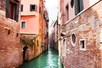 rote Häuser in Venedig