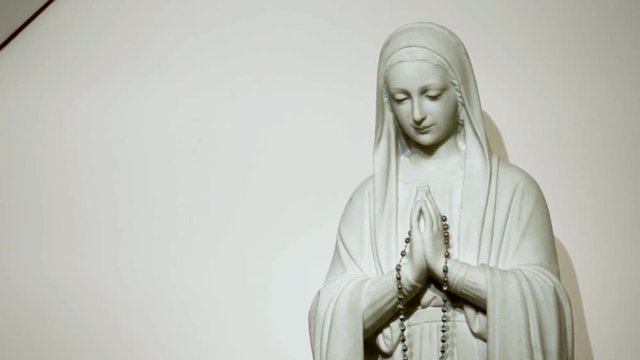 Pan of a statue of the virgin Mary in a church.