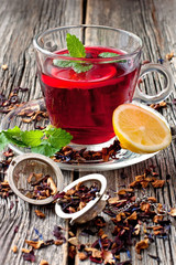 Fototapety  Martwa natura z herbatą i cytryną. Zdrowy napój. Koncepcja gorącego zimowego napoju