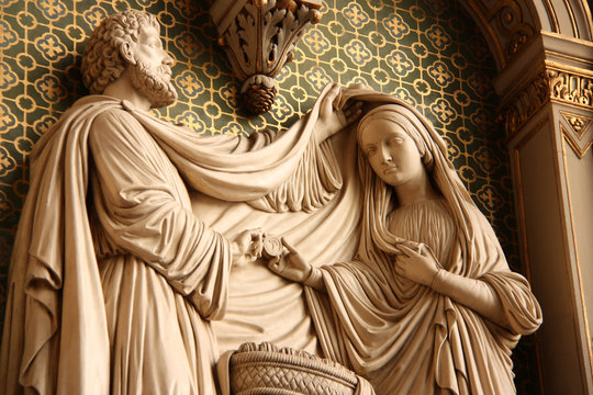 Statue du Mariage de la Vierge de l'&eacute;glise Saint-Eustache &agrave; Paris, France