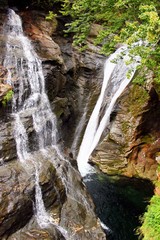 Wasserfall am Felsen