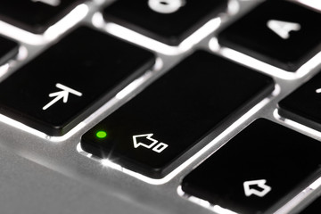 Tastatur, Caps Lock, Detail, aktiviert, Laptop Notebook beleuchtet, 