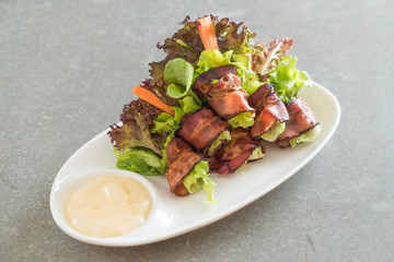 salad roll with bacon