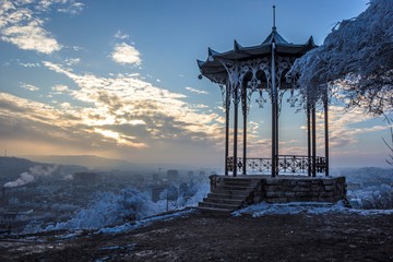 Китайская беседка, вечернее небо в облаках, красивый закат, зимний пейзаж, город Пятигорск - obrazy, fototapety, plakaty