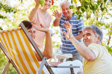 Befreundete Senioren feiern im Garten