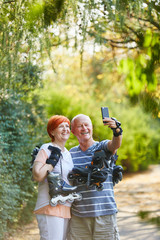 Paar Senioren macht ein Selfie