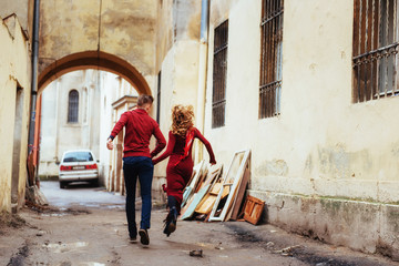 Obraz na płótnie Canvas Couple enjoying outdoors in a urban surroundings