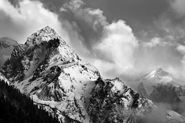 Schwarz-Weiß-Bild des schneebedeckten Berggipfels