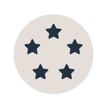 Icono plano cinco estrellas en circulo gris