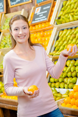 Obraz premium woman choosing fruit