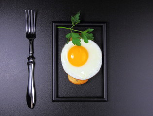 яичница с  петрушкой на белом хлебе