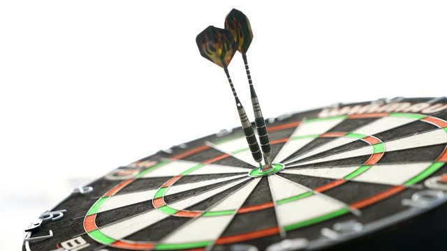Dartpfeile treffen ins Zentrum - pr&auml;zise Businesskonzept