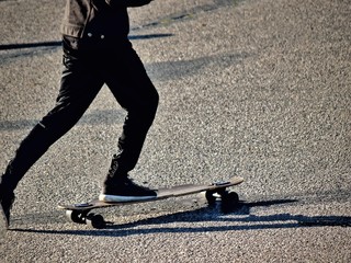 Junge auf Skateboard 