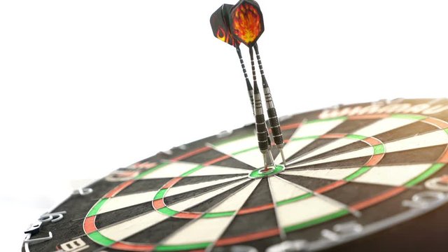 Dartpfeile treffen ins Zentrum - pr&auml;zise Businesskonzept