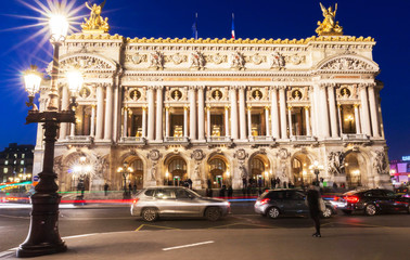 Obraz premium The Opera National of Paris at night.