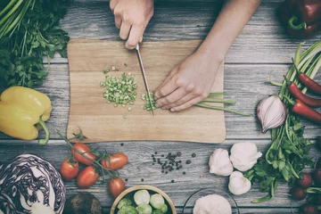 Tissu par mètre Cuisinier Préparer un repas. Couper des légumes.