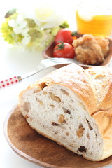walnut bread and iced tea