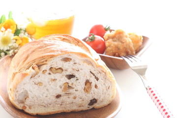 walnut bread and iced tea
