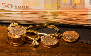 Nachlass, Testament, Nachlass Goldschmuck, Zahngold Erbschaft Wertgegenstände Altgold Geldstapel...
