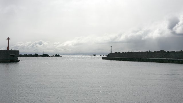 灯台のある港　冬景色