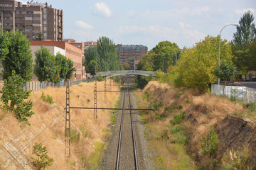 línea de ferrocarril atravesando la ciudad